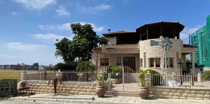 5 bedrooms House in Pyla, Cyprus No. 29312