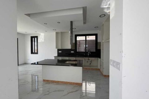 4 bedrooms Villa in Germasogeia, Cyprus No. 28880 3