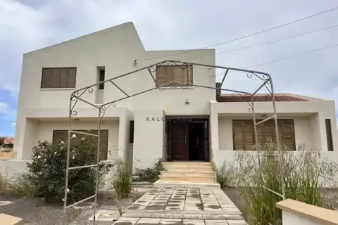 5 bedrooms House in Mazotos, Cyprus No. 29311 1