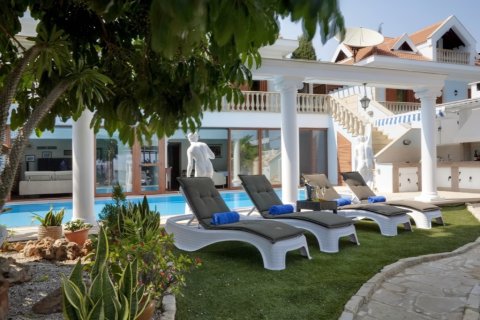 6 bedrooms Villa in Limassol, Cyprus No. 37750 1