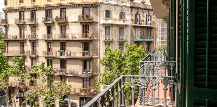 2 bedrooms Apartment in L'Eixample, Spain No. 27710