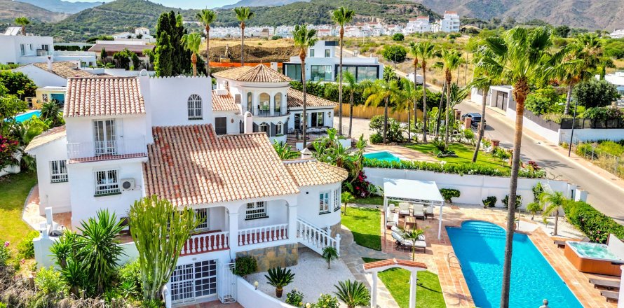 5 dormitorios Villa en Estepona, Spain No. 27285