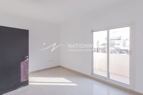 3 bedrooms Villa in Abu Dhabi, UAE No. 4164 4