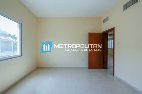 4 bedrooms Villa in Abu Dhabi, UAE No. 5686 12