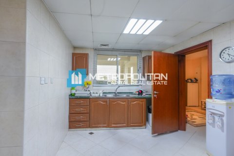 4 bedrooms Villa in Abu Dhabi, UAE No. 5686 10