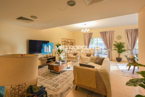 4 bedrooms Villa in Abu Dhabi, UAE No. 5686 3