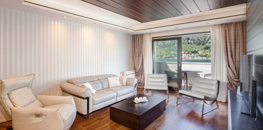 2 bedrooms Apartment in Kotor, Montenegro No. 66992