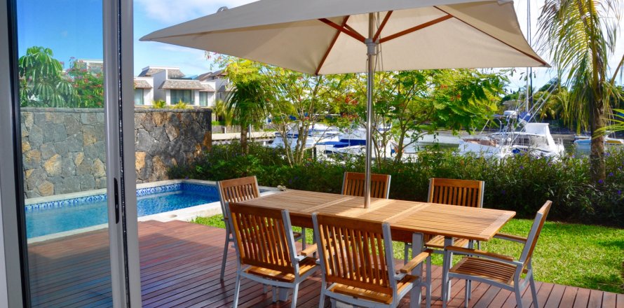 3 bedrooms Apartment in Riviere Noire, Mauritius No. 60964