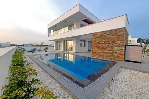 3 bedrooms House in Paphos, Cyprus No. 39970 1