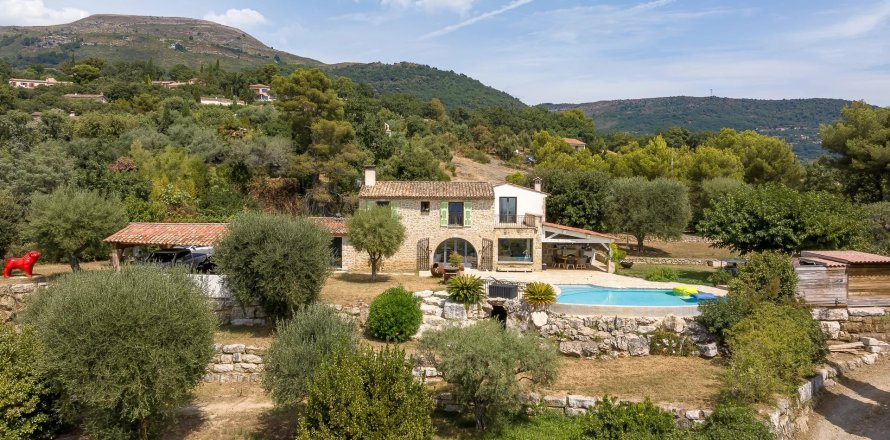 5 bedrooms Villa in Tourrettes-sur-Loup, France No. 67917