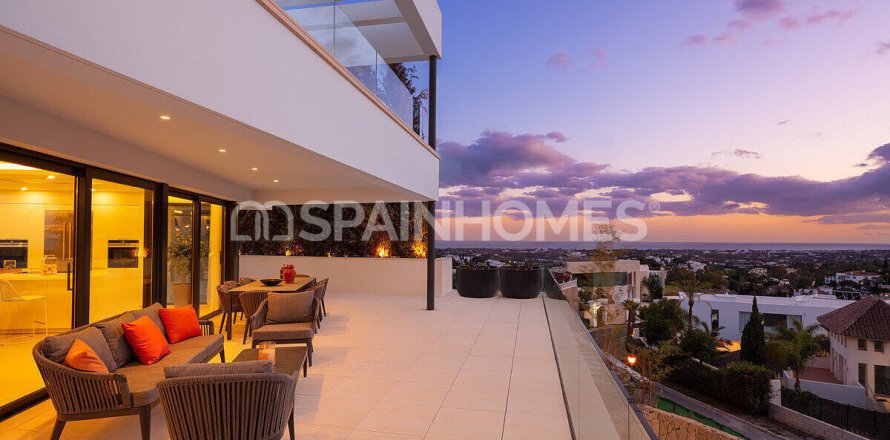 5 bedrooms Villa in Benahavis, Spain No. 25954