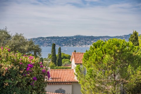 5 bedrooms Villa in Antibes, France No. 69127 5