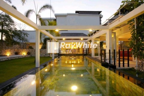 4 bedrooms Villa in Jimbaran, Indonesia No. 23016 3