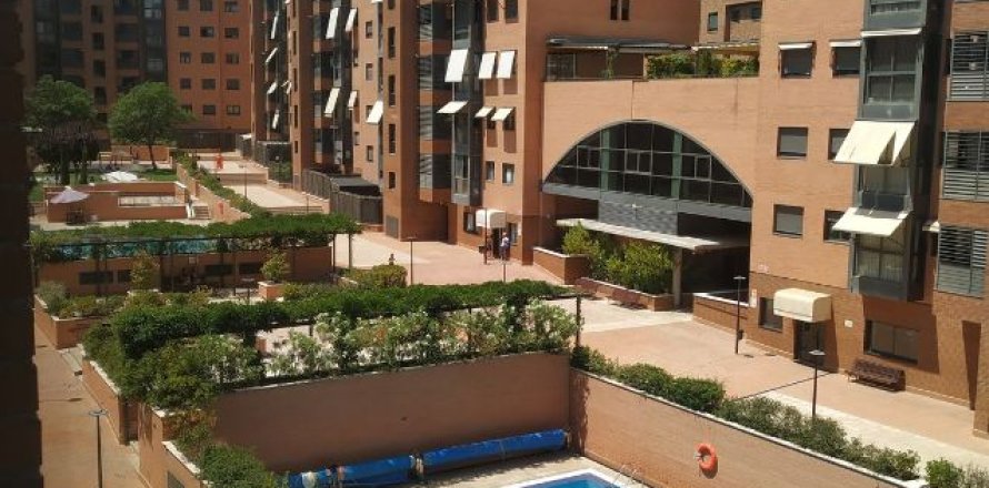 3 bedrooms Apartment in Madrid, Spain No. 26289