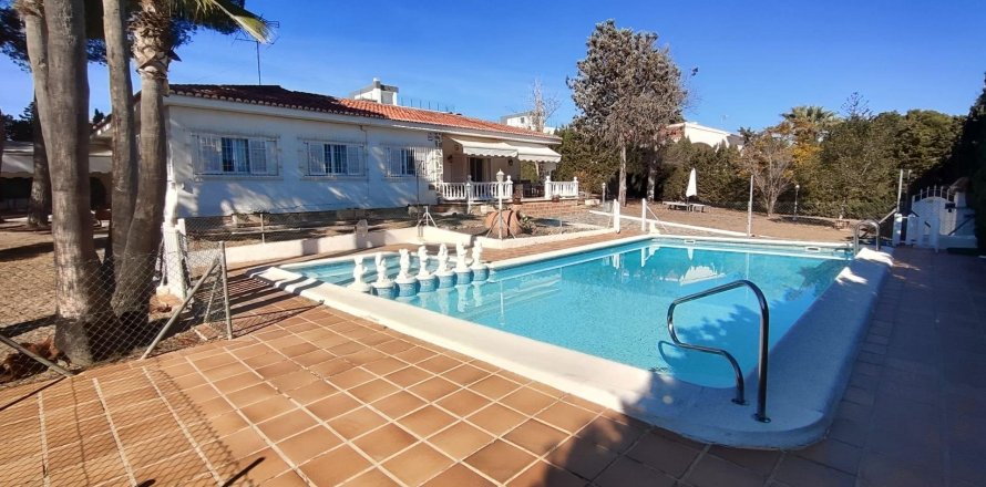 4 bedrooms Villa in Los Balcones, Spain No. 26986