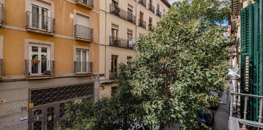 3 bedrooms Apartment in Madrid, Spain No. 27482