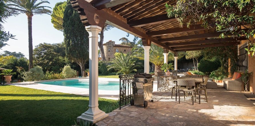 2 bedrooms Villa in Cannes, France No. 67985