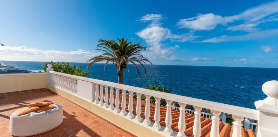 3 bedrooms Villa in Santa Cruz de Tenerife, Spain No. 26091