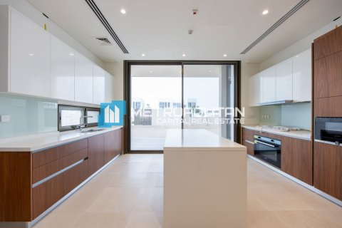 5 bedrooms Villa in Abu Dhabi, UAE No. 74414 10