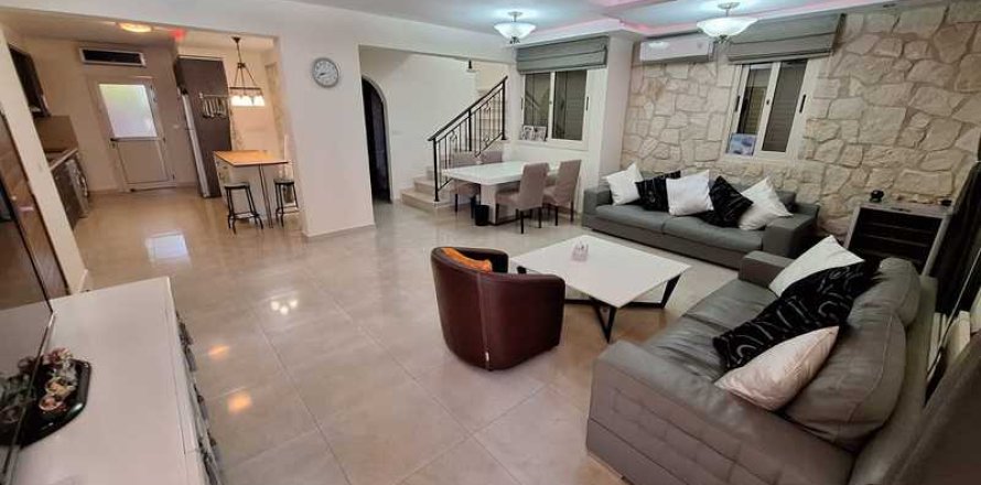 4 bedrooms Villa in Pegeia, Cyprus No. 74511