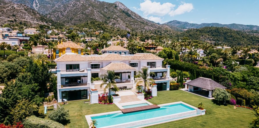 7 bedrooms Villa in Marbella, Spain No. 27042