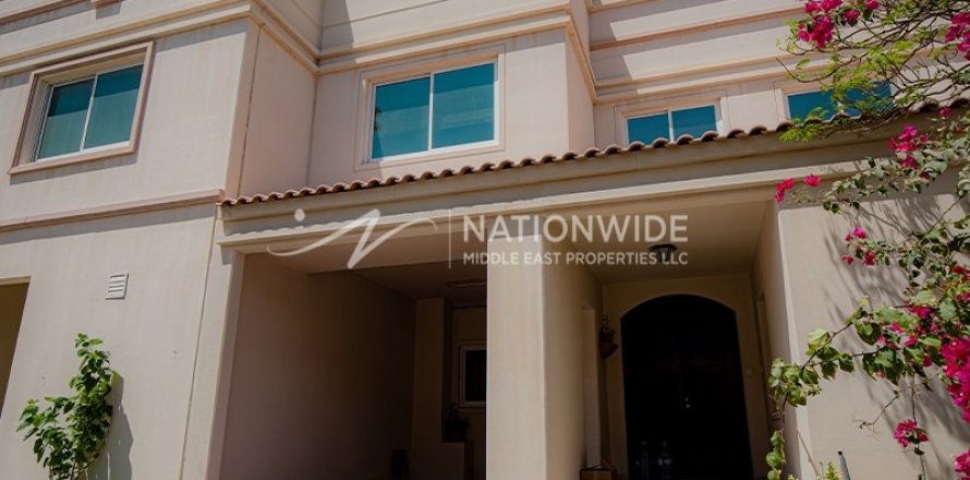 4 dormitorios Villa en Abu Dhabi Gate City, UAE No. 3349