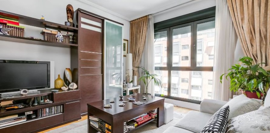 3 bedrooms Apartment in Madrid, Spain No. 26290