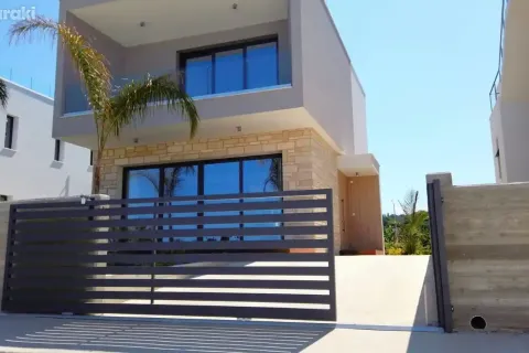 3 bedrooms House in Chloraka, Cyprus No. 40083 1