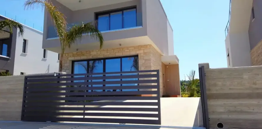 3 bedrooms House in Chloraka, Cyprus No. 40083