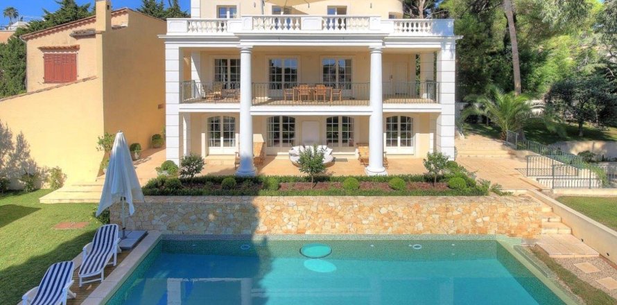 3 bedrooms Villa in Antibes, France No. 69185