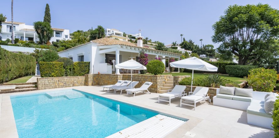 4 bedrooms Villa in Benahavis, Spain No. 27579