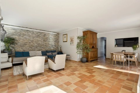 5 bedrooms Villa in Antibes, France No. 76655 4