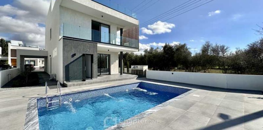 4 bedrooms Villa in Chloraka, Cyprus No. 73192