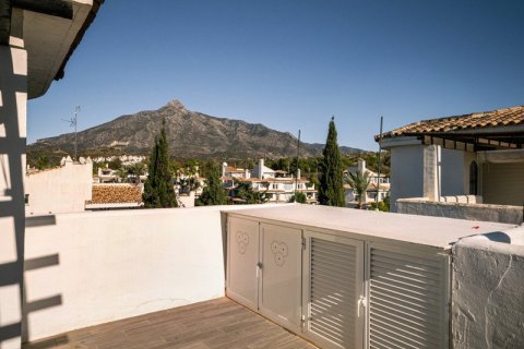 2 bedrooms Penthouse in Nueva Andalucia, Spain No. 27357 6