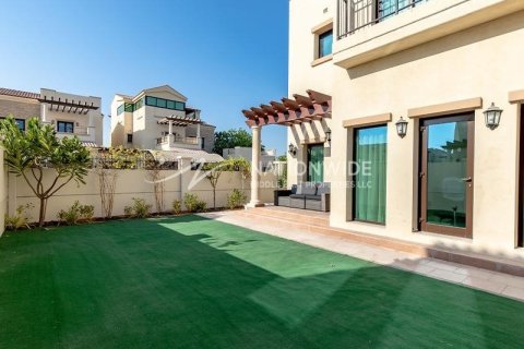 4 bedrooms Villa in Abu Dhabi, UAE No. 3937 3