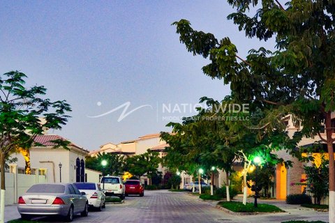 4 bedrooms Villa in Abu Dhabi, UAE No. 3937 2