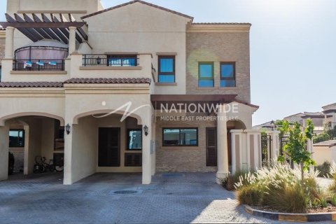 4 bedrooms Villa in Abu Dhabi, UAE No. 3937 1