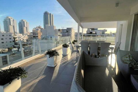 3 dormitorios Penthouse en Limassol, Cyprus No. 70129 1