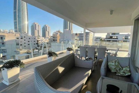 3 dormitorios Penthouse en Limassol, Cyprus No. 70129 3