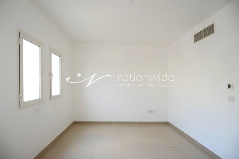 2 bedrooms Villa in Abu Dhabi, UAE No. 3702 3