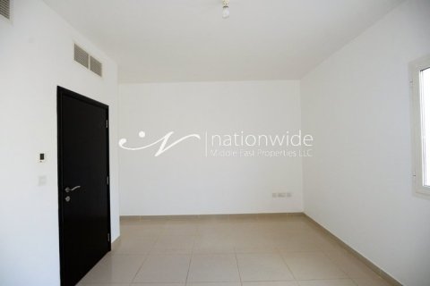 2 bedrooms Villa in Abu Dhabi, UAE No. 3702 5