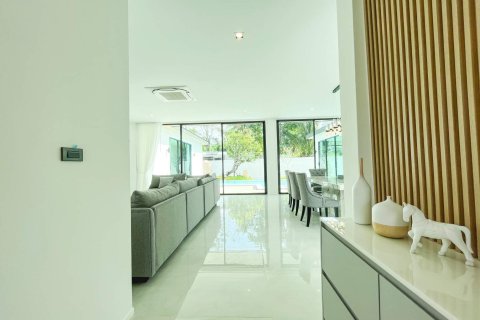 5 bedrooms Villa in Phuket, Thailand No. 1995 11