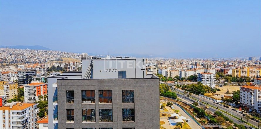 4+1 Apartment en Izmir, Turkey No. 21919