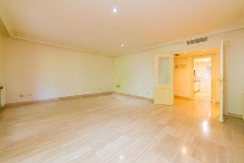 2 dormitorios Apartment en Madrid, Spain No. 26051 4