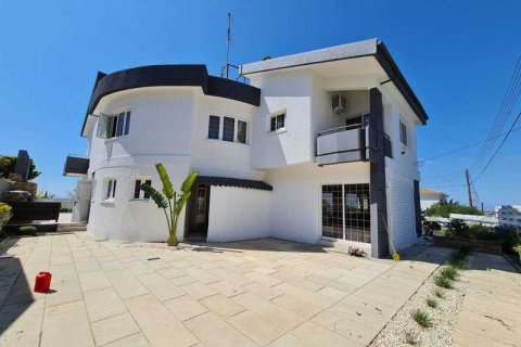 4 bedrooms Villa in Limassol, Cyprus No. 29699 1