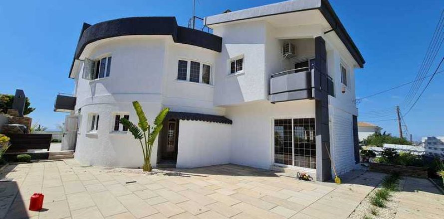 4 bedrooms Villa in Limassol, Cyprus No. 29699