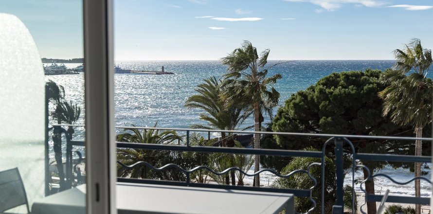 2 bedrooms Apartment in Cannes, France No. 76656