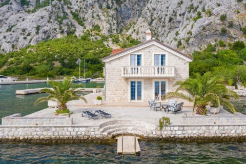 4 dormitorios House en Kotor, Montenegro No. 66827 3