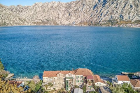 4 bedrooms Villa in Prcanj, Montenegro No. 66924 3