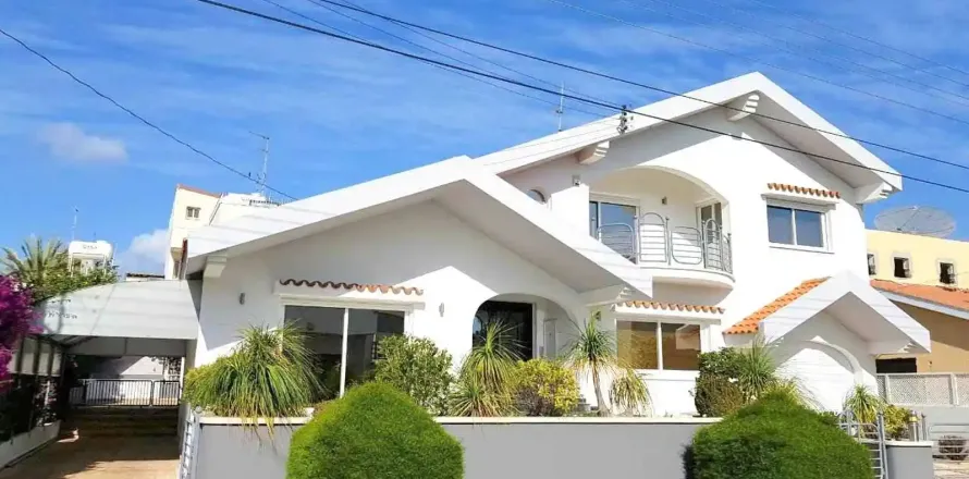 5 bedrooms Villa in Germasogeia, Cyprus No. 40052